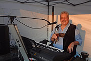 Herbert Huber sorgt als Alleinunterhalter für Stimmung! (Bild: Martin Schmitz)
